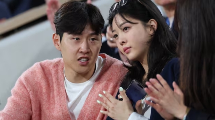 同戴情侣戒指！李刚仁女友是斗山集团传人＆持有股份，在法国读研