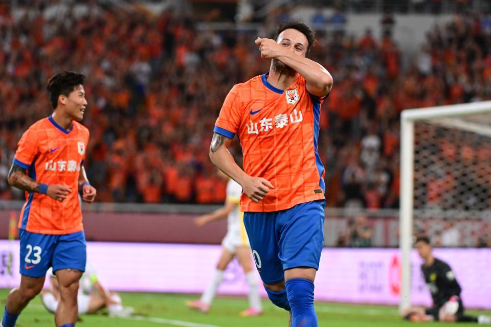 雷速官网-泰山6战不败！5战申花不胜，卡扎戴帽王大雷送点，延续3魔咒